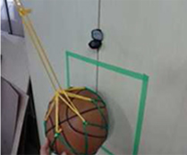 将篮球拉到距离地板220㎝的位置后松开篮球。篮球会以同一行进轨道冲击面板的同一位置附近